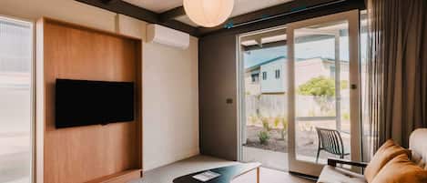 套房, 庭院, 湖景 | 起居區