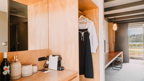 Studio Suite, sân hiên, quang cảnh hồ | Bàn, khu vực làm việc phù hợp cho laptop, bàn ủi/dụng cụ ủi quần áo 