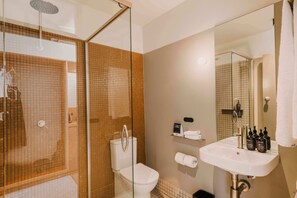 Shower, towels, soap, shampoo - The Black Dolphin Motel (Merimbula)