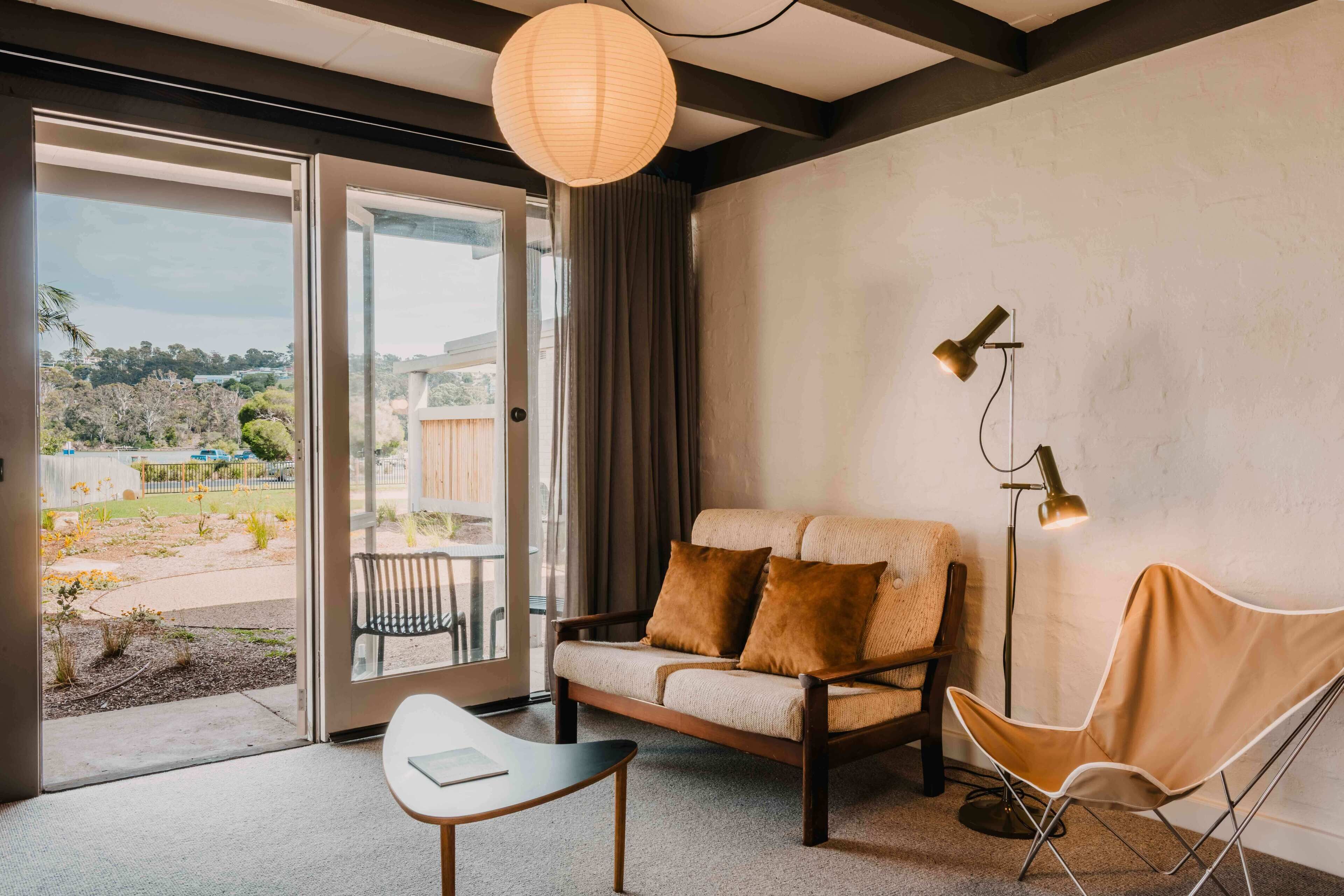 Suite, patio, vista al lago | Área de sala de estar