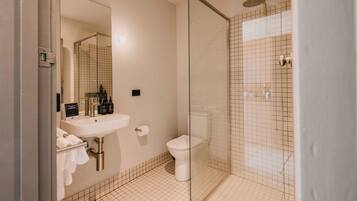 Studio, patio, uitzicht op meer | Badkamer | Een douche, handdoeken, zeep, shampoo