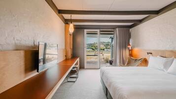 Studiosuite, terrasse, utsikt mot innsjø | Skrivebord, skrivebord for bærbar PC og strykejern/-brett