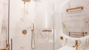 Sèche-cheveux, serviettes fournies, savon, papier toilette