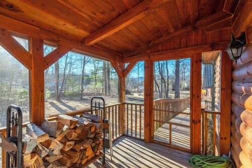 Creekside Log Cabin Retreat in Black Mountain