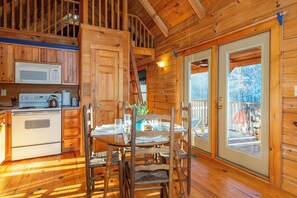 Microwave, oven, stovetop, dishwasher - Creekside Log Cabin Retreat in Black Mountain (Black Mountain)