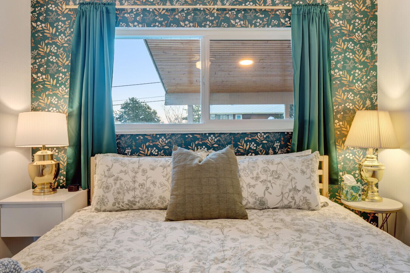 Bureau, fer et planche à repasser, lit de bébé portatif, Wi-Fi