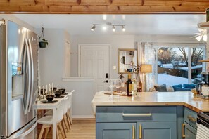 Fridge, microwave, oven, stovetop - Hot Tub • King Beds • Fast Wi-Fi (Arvada)
