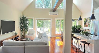 Welcome to White Oaks, a luxury retreat nestled quietly on the Quyon River.