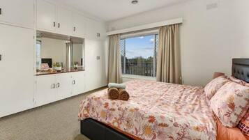 Iron/ironing board, Internet, bed sheets