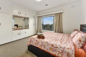 Iron/ironing board, Internet, bed sheets -  Limestone Charm – Bright & Spacious 4-Bedroom Home, Just 2km from Blue Lake, (Mount Gambier)