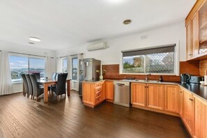 Private kitchen -  Limestone Charm – Bright & Spacious 4-Bedroom Home, Just 2km from Blue Lake, (Mount Gambier)