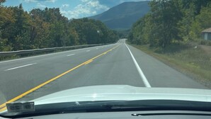 A highway with a clear sky and mountains in the distance. - Cozy 2-bedroom cabin in lovely Acra with cool AC (Acra)