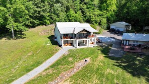 Una casa a due piani con veranda coperta e garage.