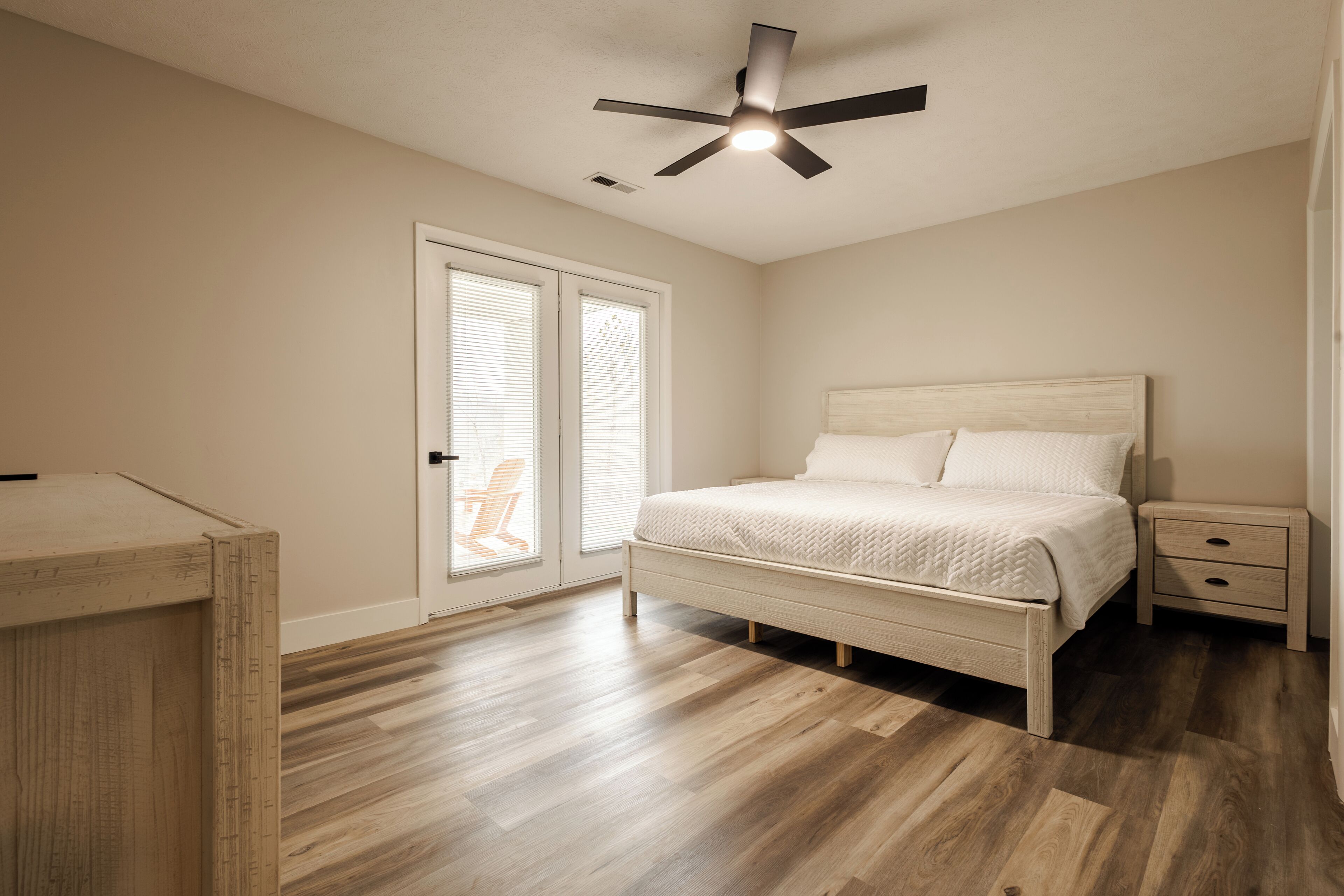 5 bedrooms, WiFi (free), bed sheets
