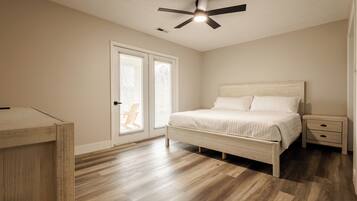 5 bedrooms, WiFi (free), bed sheets