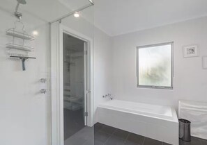 Bathroom - Spacious property 1 minute walk to beach (Middleton)