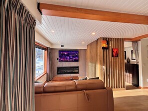Smart TV y chimenea