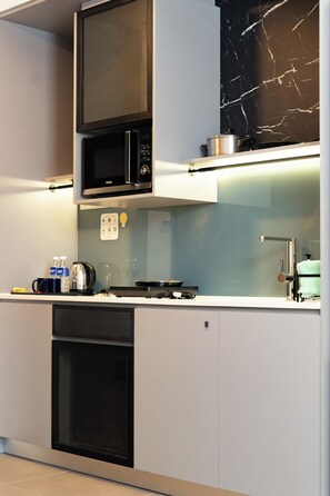 Junior studio, 2 eenpersoonsbedden, uitzicht op stad | Privékeuken | Een koelkast, een magnetron