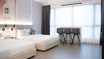 Suite estudio familiar, 2 camas Queen size, vista a la ciudad | Tabla de planchar con plancha y wifi gratis