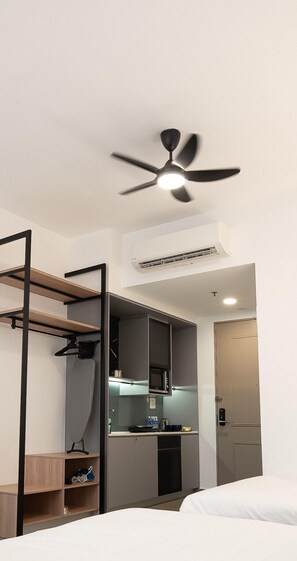 Luxury Studio Suite, 2 Queen Beds, City View | Private kitchen | Fridge, microwave