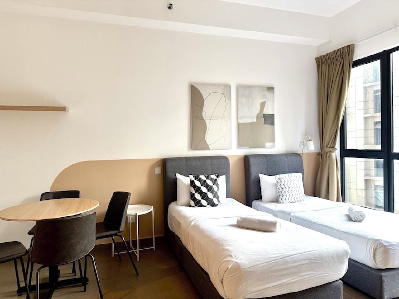 Junior Studio, 2 Twin Beds, City View | Iron/ironing board, free WiFi, bed sheets