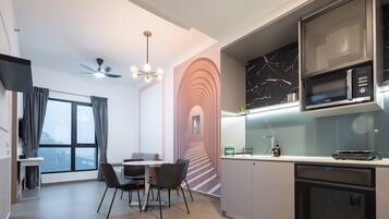 Appartement Deluxe, 2 chambres, vue ville | Cuisine privée | Réfrigérateur, micro-ondes