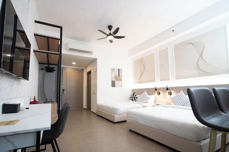 Suite estudio de lujo, 2 camas de matrimonio, vistas a la ciudad | Vistas a la ciudad. Mossaz Suites Walk to Empire City Mall