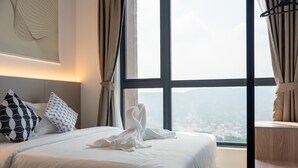 ลักซ์ชัวรี่อพาร์ทเมนท์, 2 ห้องนอน, วิวเมือง | เตารีด/โต๊ะรีดผ้า, Wi-Fi ฟรี, ผ้าปูที่นอน