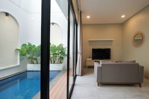 Deluxe-villa - 2 soveværelser - balkon - udsigt til have | Opholdsområde | Fladskærms-tv