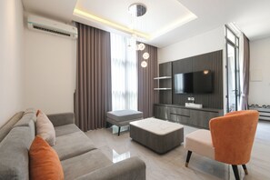 Deluxe villa, 3 slaapkamers, uitzicht op tuin | Woonruimte | Flatscreentelevisie