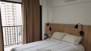 Een strijkplank/strijkijzer, wifi, beddengoed