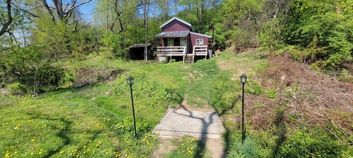 Cute 1-bedroom off grid cabin in Winfield for a cozy getaway