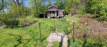 Cute 1-bedroom off grid cabin in Winfield for a cozy getaway