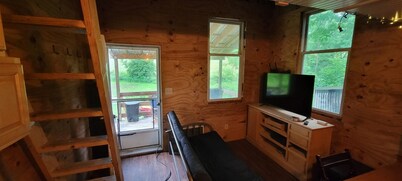 Cute 1-bedroom off grid cabin in Winfield for a cozy getaway
