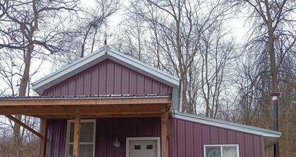 Cute 1-bedroom off grid cabin in Winfield for a cozy getaway