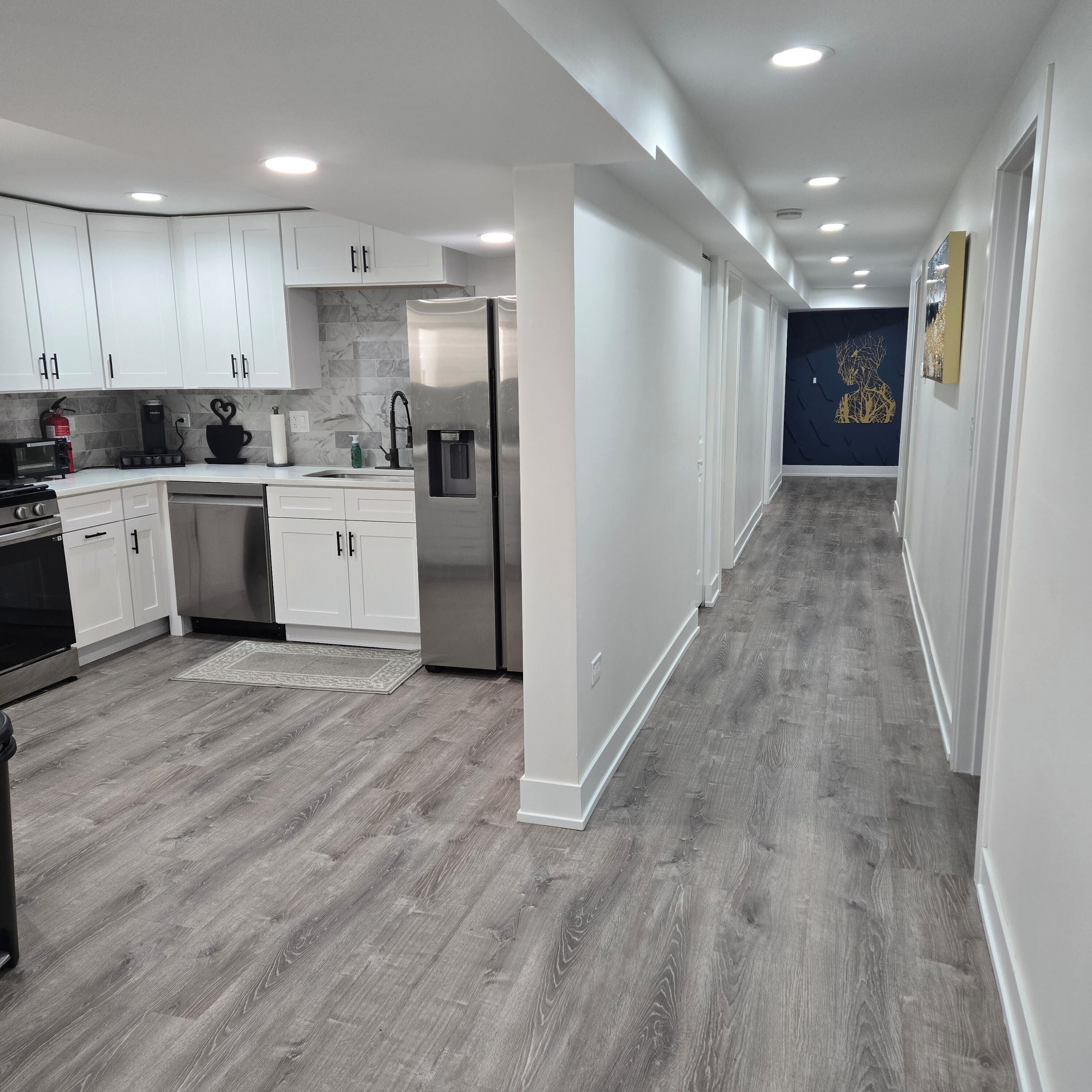 Mikrobølgeovn, ovn, kokeplater og oppvaskmaskin