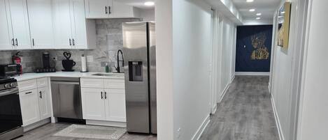 Mikrobølgeovn, ovn, kokeplater og oppvaskmaskin