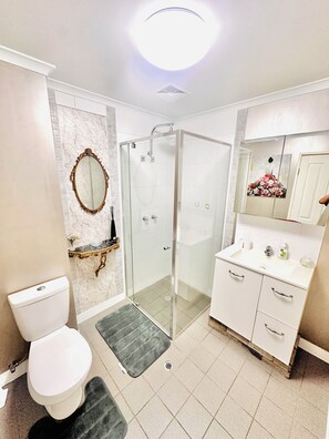 Hair dryer, towels, soap, shampoo - Winter CBD Retreat | Free secure Parking |Balcony | NETFLIX | WIFI | Rundle st | (Adelaide)