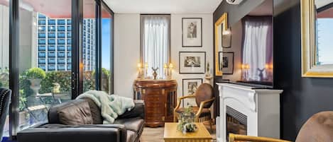 Smart TV, chimenea, videojuegos, mesa de ping pong