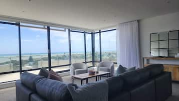 Panoramic Apartment, Ocean View | Ruang tamu