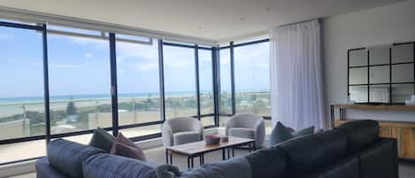 Appartement panoramique, vue sur lâocĂ©an | Aire de sĂ©jour | TĂ©lĂ©viseur Ă Ă©cran plat