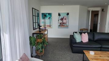 Căn hộ có tầm nhìn toàn cảnh, quang cảnh biển | Khu phòng khách | TV màn hình phẳng