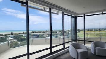 Panoramic Apartment, Ocean View | Ruang tamu