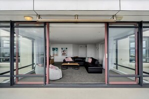 Căn hộ có tầm nhìn toàn cảnh, quang cảnh biển | Khu phòng khách | TV màn hình phẳng 