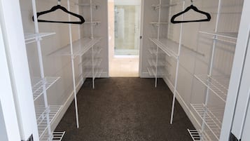 Panoramic Apartment, Ocean View | Almari pakaian