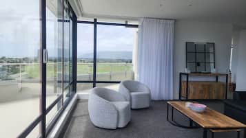 Panoramic Apartment, Ocean View | Ruang tamu