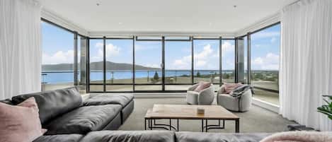 Departamento panorámico, vista al océano | Área de sala de estar | Televisión de pantalla plana