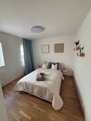 3 bedrooms, iron/ironing board, free WiFi, bed sheets