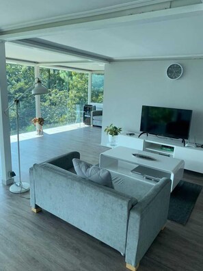 Mountain View Cliff Room - The Pine Forest Villas (Megamendung)