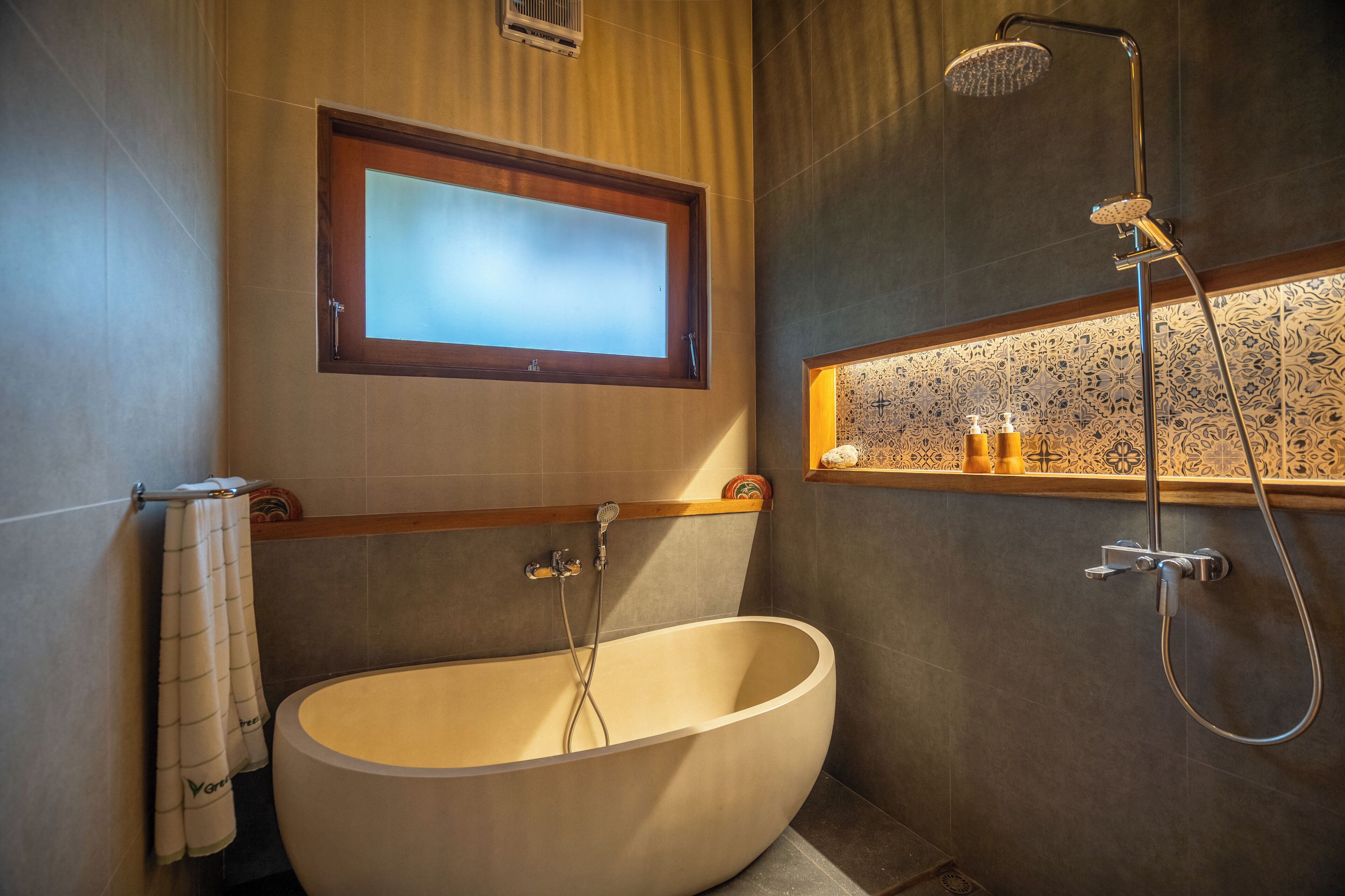 Une salle de bain moderne avec une baignoire sur pieds, une douche et une fenêtre située au-dessus de la baignoire.